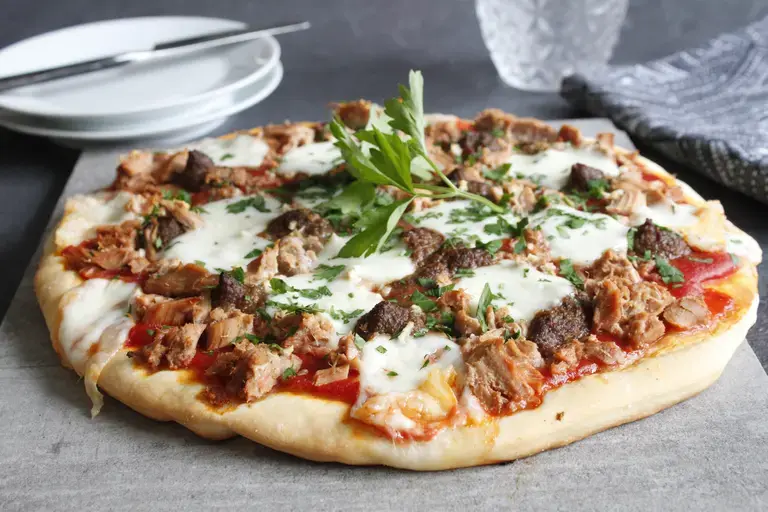 Pizza au thon et olives