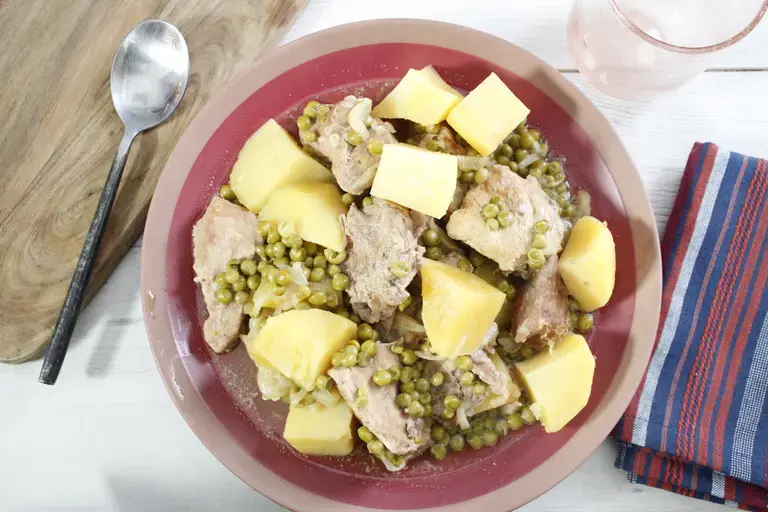 Râgout aux pommes de terre et petits pois en cocotte