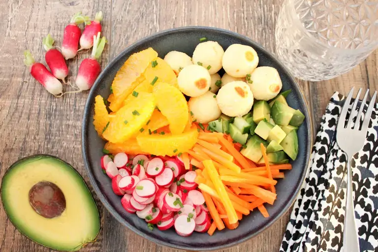 Buddha bowl 3 céréales, poivrons avocat oranges