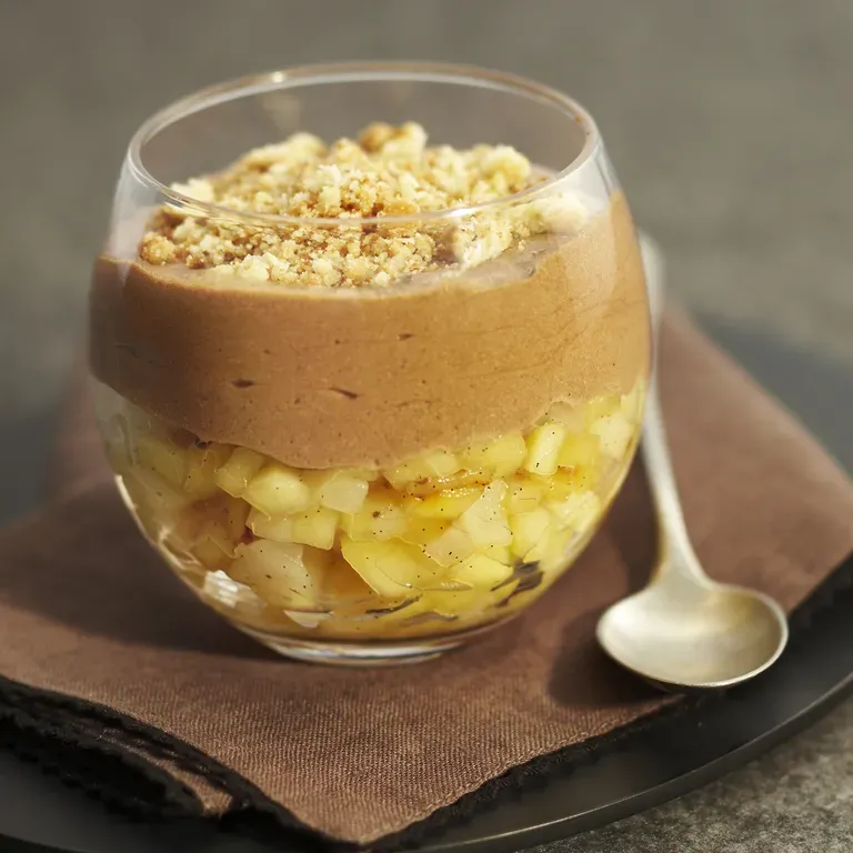 Compotée de fruits et mousse au chocolat croustillante