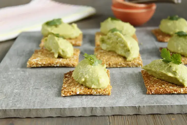 Crackers aux céréales sauce avocat Companion