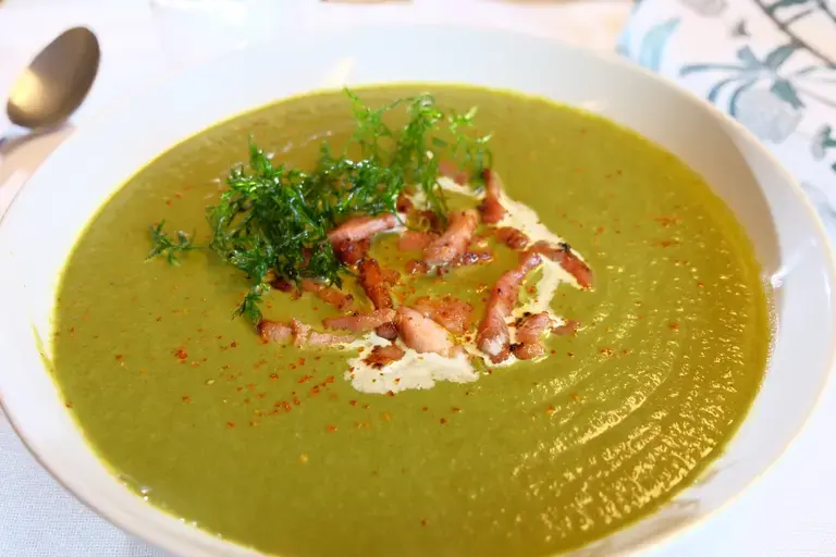 Soupe aux épluchures de légumes et lardons