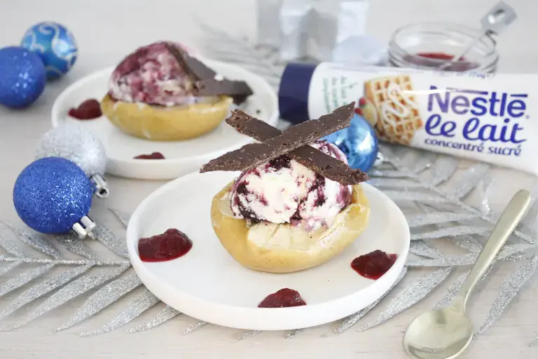Pommes au four et glace griottes au lait concentré
