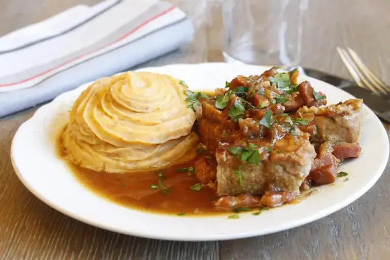 Sauté de veau aux lardons et purée