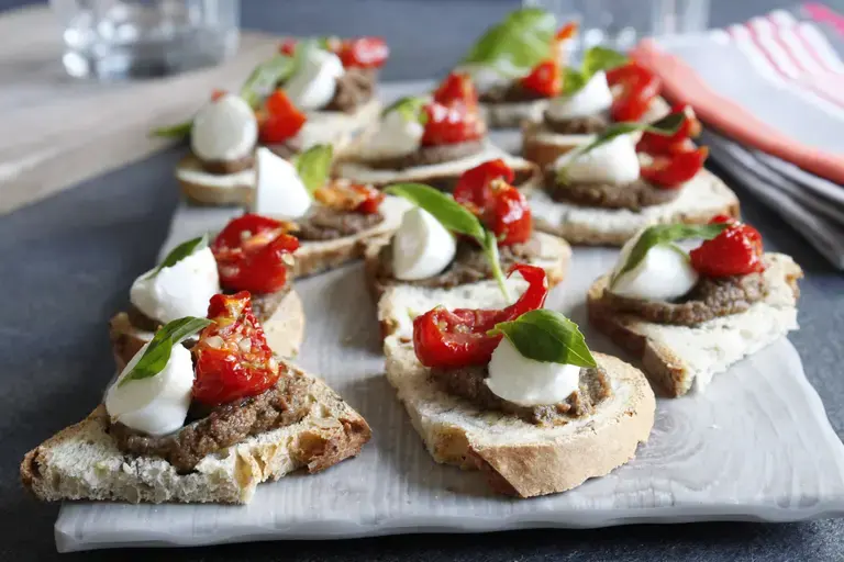 Tartines duo olives, billes de mozzarella et basilic