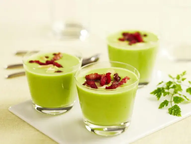 Crème de petits pois au fromage frais et dés de lardons