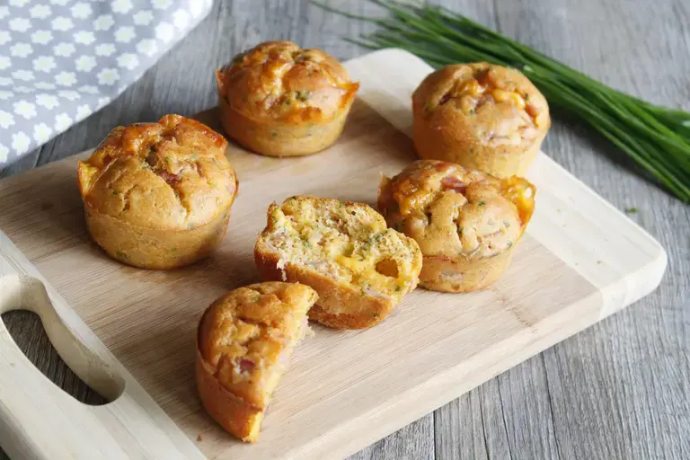 Des petits muffins jambon, cheddar, tomates confites pour un apero dinatoire