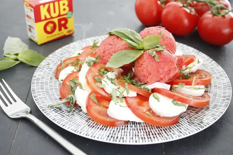 Salade tomates mozzarella et granité fraises tomates