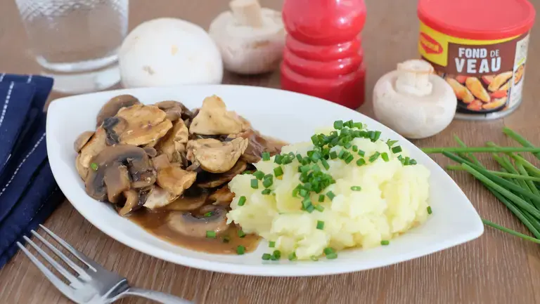 Poulet aux champignons et écrasée de pomme de terre