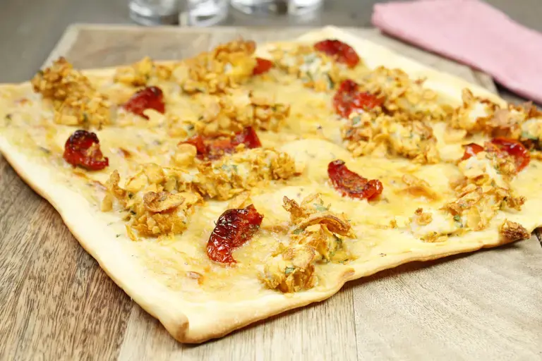 Pizza crème de champignons et poulet croustillant