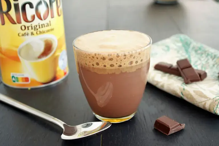 Chocolat chaud à la vanille avec mousse RICORÉ® Original, Café &amp; Chicorée