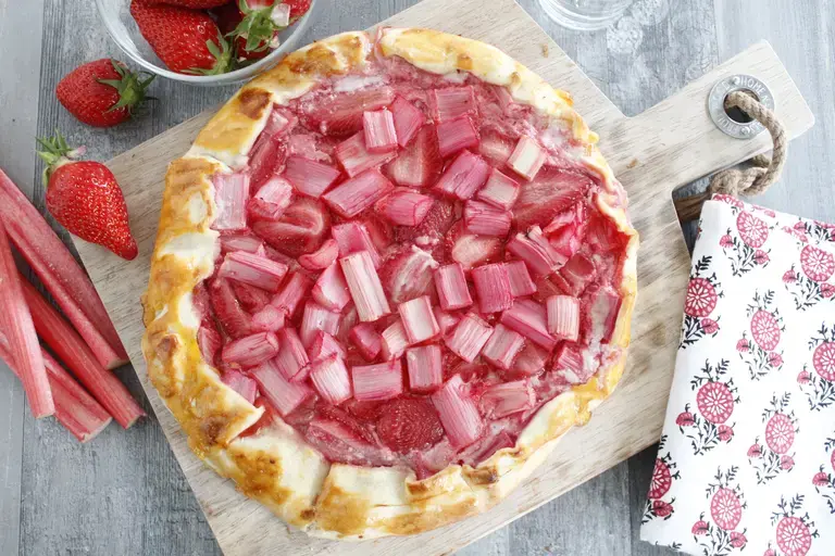 Tarte rustique fraises rhubarbe