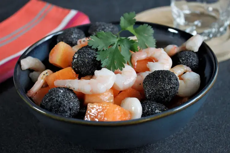 Salade melon crevettes aux billes de chèvre et sésame