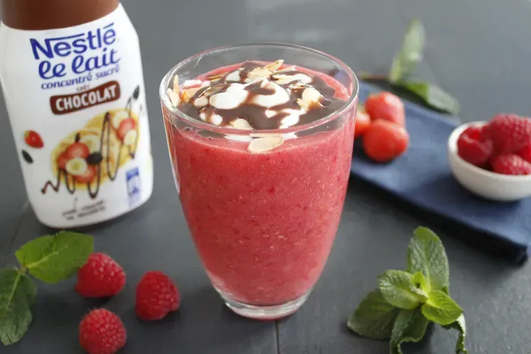 Smoothie fraise framboise fromage blanc sauce choco
