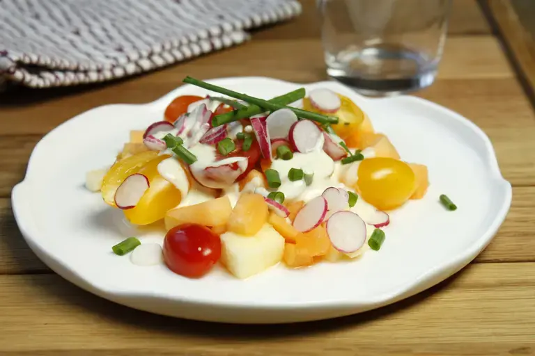 Salade de légumes croquants sauce au yaourt