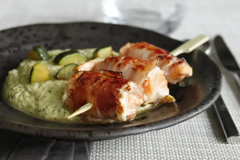 Brochettes de saumon à la poitrine grillée et son coulis de courgettes au basilic