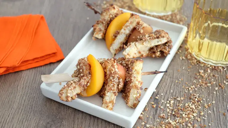 Brochettes de fruits jaunesau pain perdu praliné