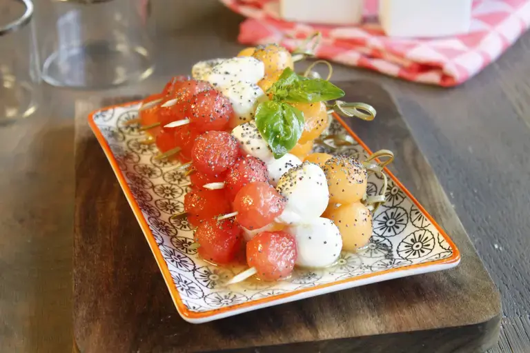 Mini brochettes de billes melon pastèque mozzarella