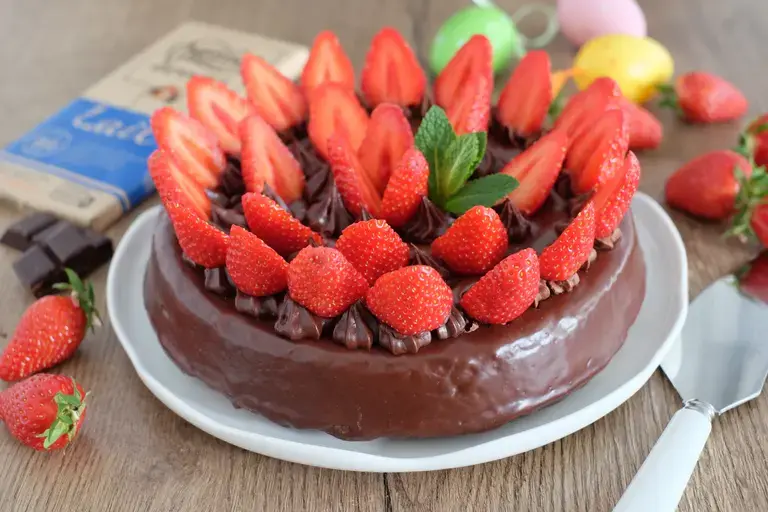 Gâteau de Pâques fraises et duo de chocolats