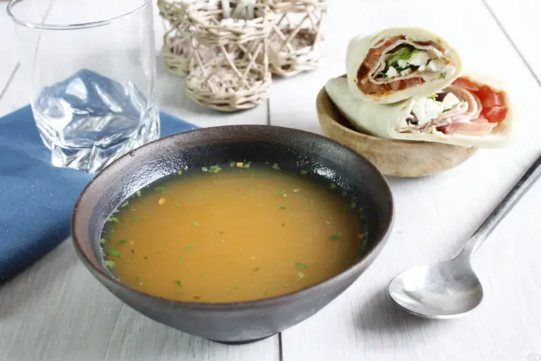 Bouillon de poule vermicelles et ses wraps bacon, feta, tomate