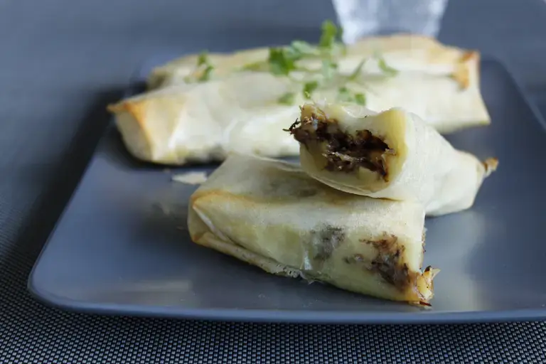 Nems de pommes de terre au confit de canard et pommes
