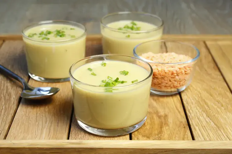 Velouté de lentilles corail, échalotes ciboulette