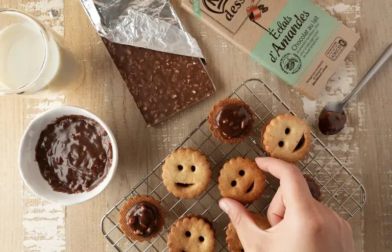 Mini sablés au chocolat au lait et éclats d’amandes