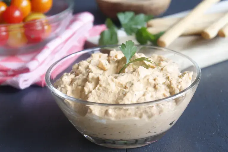 Dips tomate fromage ail et fines herbes, pignons