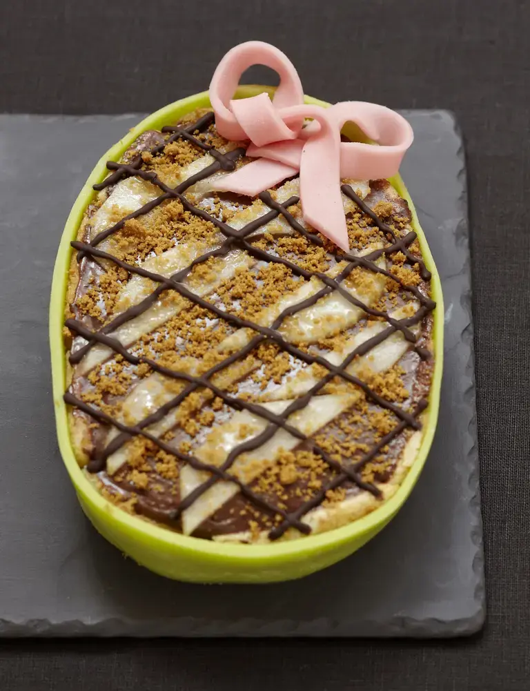 Oeuf de Pâques à la mousse au chocolat et poire