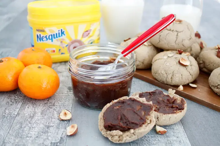 Pâte à tartiner Nesquik et petits pains aux noisettes