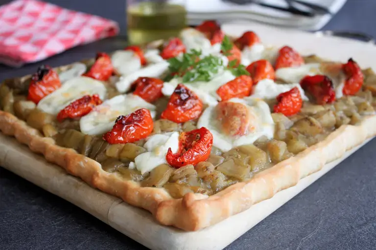 Pizza au caviar d'aubergines, tomates et mozzarella Bio