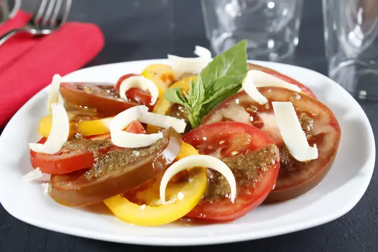 Salade de tomates, pignons et olives