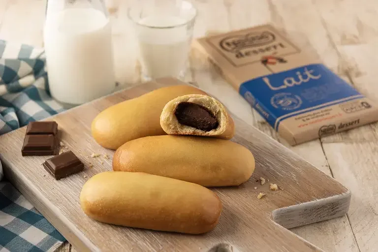 Pain au lait avec barre de chocolat au lait