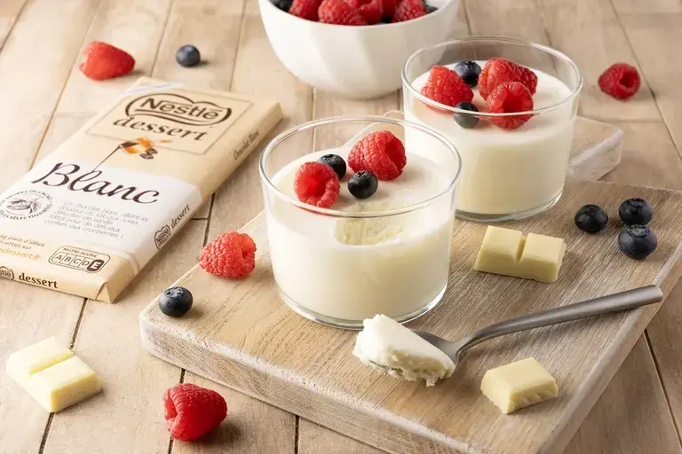 Mousse au chocolat blanc et fruits rouges