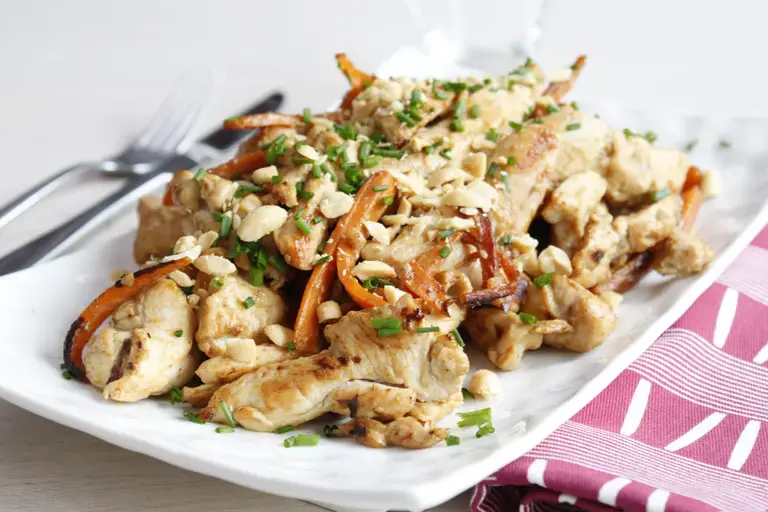 Sauté de poulet oignons et cacahuètes