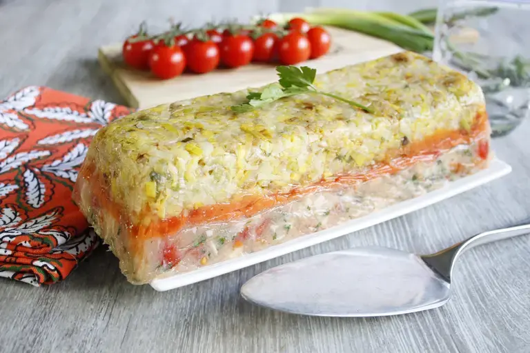 Terrine de cabillaud et poireau, tomates fraîche et cerfeuil