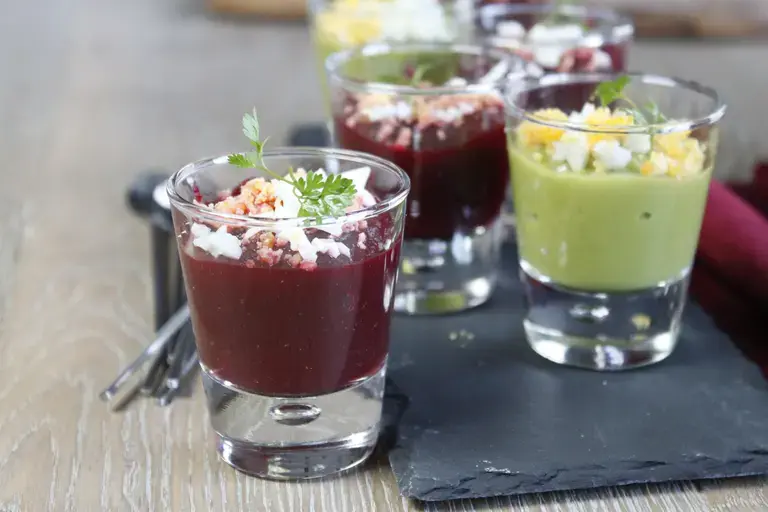 Petites crèmes betterave et petits pois à l'oeuf mimosa