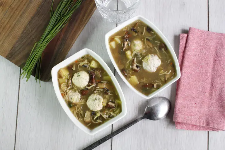 Bouillon de poule vermicelles, boulettes de poulet et légumes