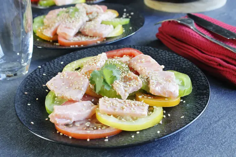 Salade de tomates et saumon mariné citron sésame