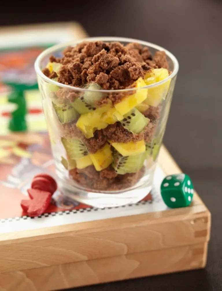 Verrines de fruits exotiques et biscuits au chocolat croquants