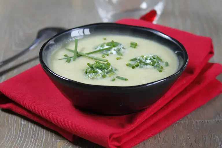 Soupe d'asperges au chèvre frais