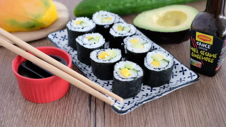 Makis mangue concomvre avocat et sauce saveur