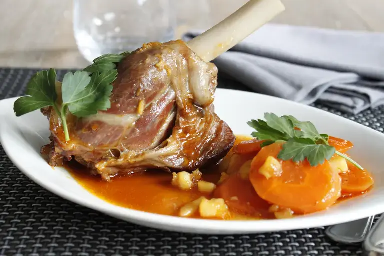Souris d'agneau confites au miel, carottes et pommes fondantes