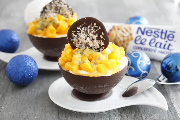Demi sphère au chocolat, glace au lait concentré mangue passion