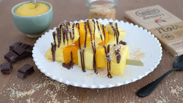 Brochettes de fruits et sauce au chocolat