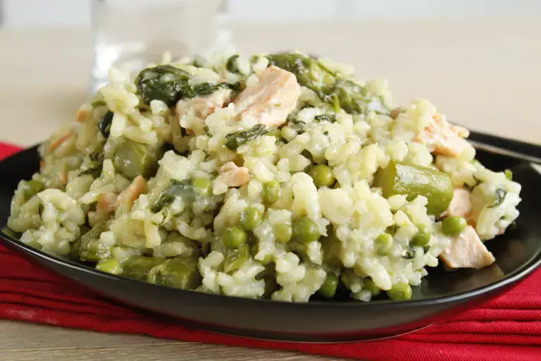 Une recette de risotto facile à préparer au saumon, de petits pois et d'asperges.