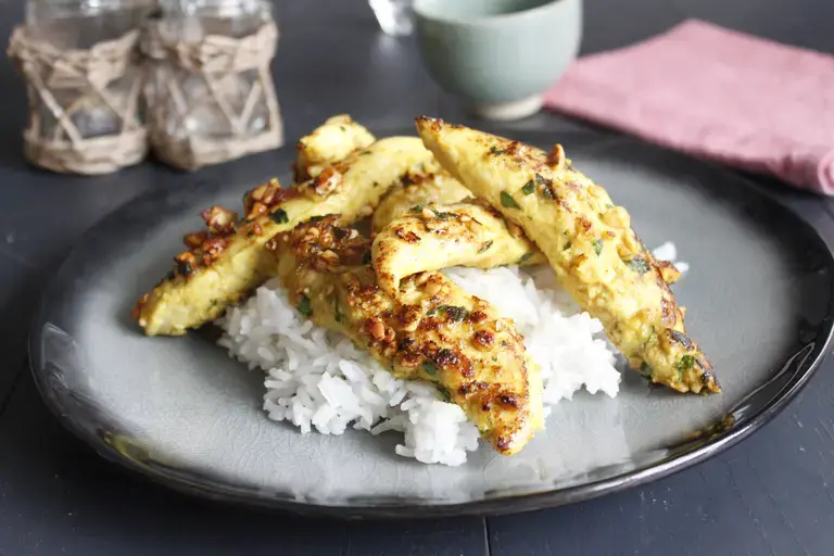 Aiguillettes de poulet marinées au curry et cacahuètes