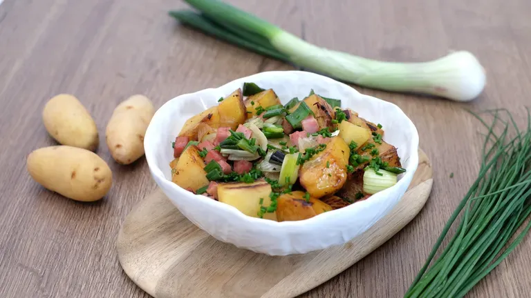 Poelée de pommes de terre au jambon et petits oignons