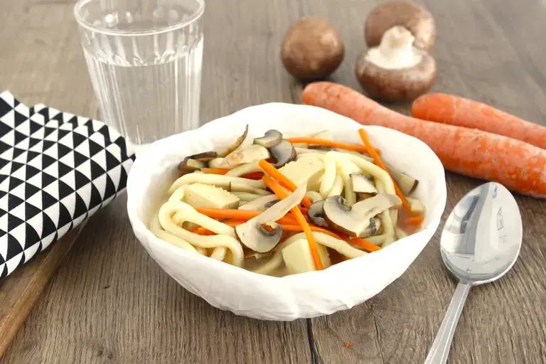 Soupe cde nouilles udon aux légumes à la thaï