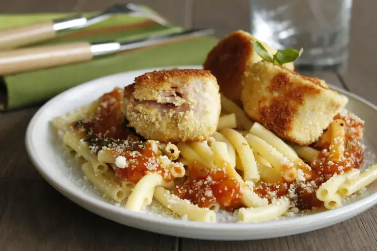 Roulés d'escalopes de poulet au jambon et macaroni